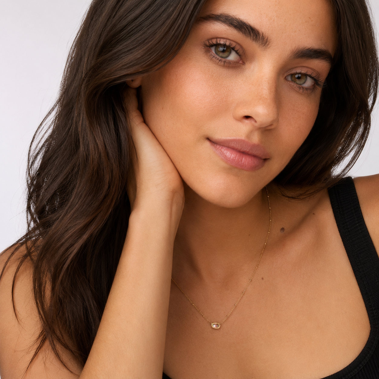 kendra-scott-mini-elisa-gold-dichroic-glass-satellite-short-pendant-necklace-lifestyle